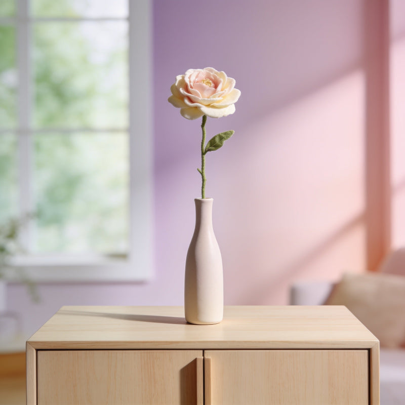 Einzelne Kunstblume in schlichter Vase