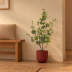 Künstlicher Eukalyptus Grün (Eucalyptus) – Raumbild, ca. 86 cm, im Übertopf elho Jazz Round Toskanarot, Übertopf nicht enthalten