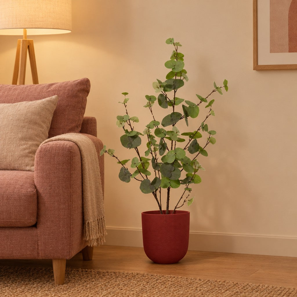Künstlicher Eukalyptus Grün (Eucalyptus) – Raumbild, ca. 86 cm, im Übertopf elho Jazz Round Toskanarot, Übertopf nicht enthalten