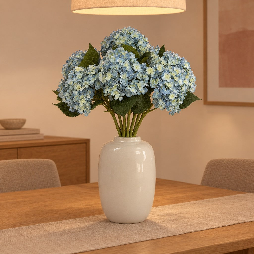 Glasvase »Artic« Ivory, Höhe ca. 35 cm – so könnte es aussehen: mit Künstliche Hortensien Blau (Hydrangea), 8 Stiele, Stiellänge ca. 52 cm (separat erhältlich)