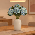 Künstliche Hortensien Blau (Hydrangea), 8 Stiele, Stiellänge ca. 52 cm – so könnte es aussehen: in Glasvase »Artic« Ivory, Höhe ca. 35 cm (separat erhältlich), Vase nicht enthalten