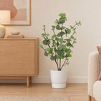 Künstlicher Eukalyptus Grün (Eucalyptus) mit Übertopf elho Greenville Round Weiß – Raumbild