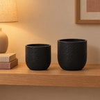 Übertopf-Duo Capi Nature Skin Bol Anthrazit, Ø 14 und 17 cm – Raumbild, alle Teile zusammen