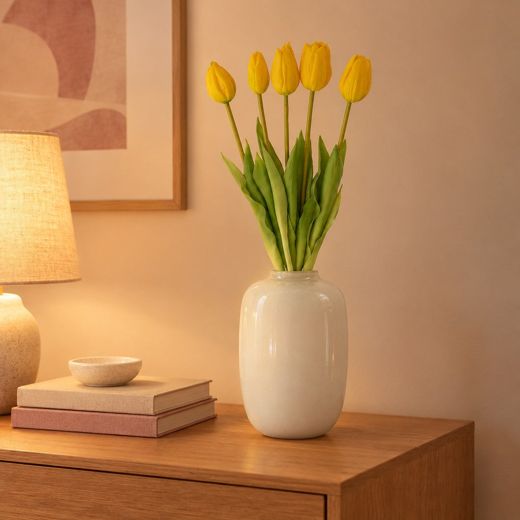 Kunsttulpen-Strauß Gelb (Tulipa), Real Touch, ca. 42 cm – Raumbild, 5 Stiele, Vase nicht enthalten