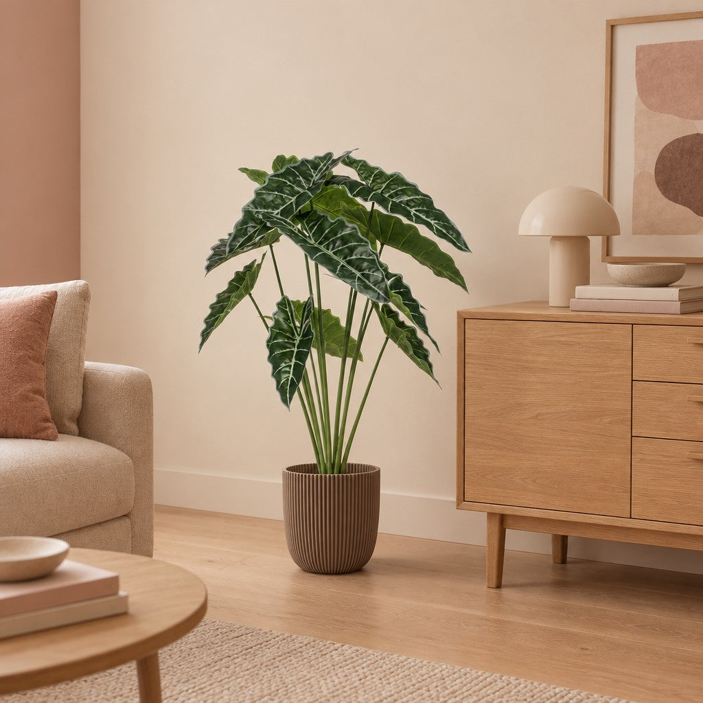 Künstliche Alocasia, Höhe ca. 80 cm – Raumbild, so könnte es aussehen: mit Übertopf Capi Nature Groove, Warm Taupe, Ø 22 cm (separat erhältlich), Übertopf nicht enthalten