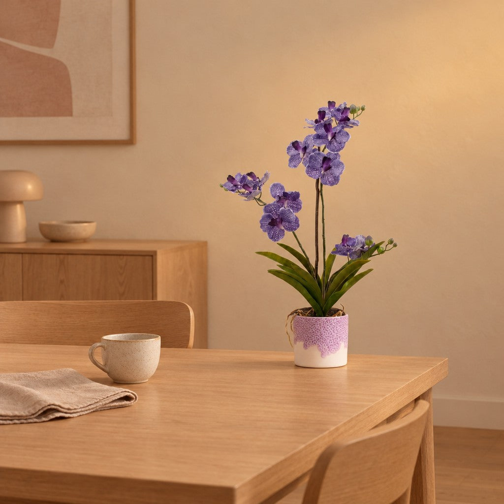 Künstliche Vanda-Orchidee, Lila, Höhe ca. 60 cm – Raumbild, so könnte es aussehen: mit Übertopf Kolibri Home Bloom, Lila, Ø 12 cm (separat erhältlich), Übertopf nicht enthalten