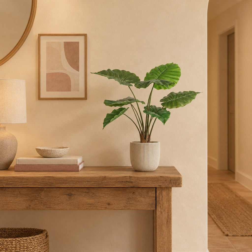 Übertopf Capi Nature Groove, Beige – Raumbild, so könnte es aussehen: mit Künstliches Elefantenohr (Alocasia) (separat erhältlich), Pflanze nicht enthalten, Ø 17 cm
