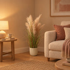 Übertopf Capi Nature Groove, Beige – Raumbild, so könnte es aussehen: mit Künstliches Schilfgras (Phragmites), Höhe ca. 95 cm (separat erhältlich), Pflanze nicht enthalten, Ø 22 cm