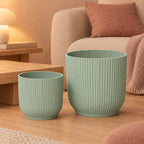 Übertopf elho Vibes Fold Round Grün, Set aus 2 Übertöpfen, Ø 14 und 18 cm – Raumbild, alle Teile des Sets zusammen