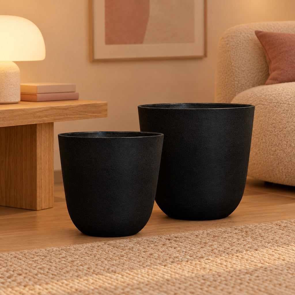 Übertopf Palermo Schwarz, Set aus 2 Übertöpfen, Ø 35 und 40 cm – Raumbild, alle Teile des Sets zusammen