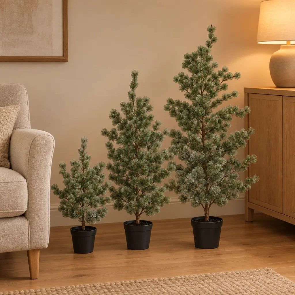 Künstliche Jungkiefer (Pinus), Set aus 3 Bäumen, Höhe ca. 80 / 120 / 150 cm – Raumbild, alle Teile des Sets zusammen