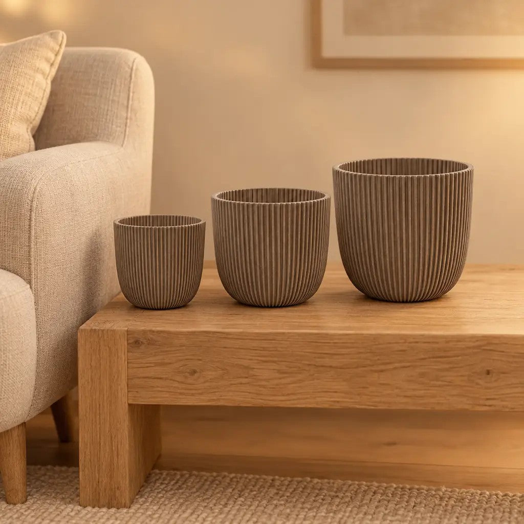 Übertopf Capi Nature Groove, Warm Taupe, Set aus 3 Übertöpfen, Ø 17 / 22 / 25 cm – Raumbild, alle Teile des Sets zusammen