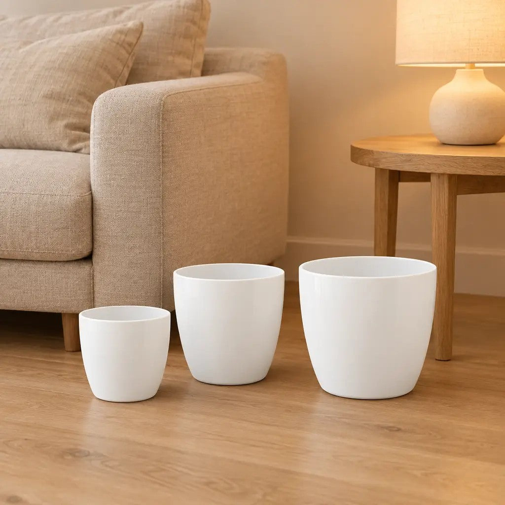 Übertopf elho Brussels Round Weiß, Set aus 3 Übertöpfen, Ø 20 / 25 / 30 cm – Raumbild, alle Teile des Sets zusammen