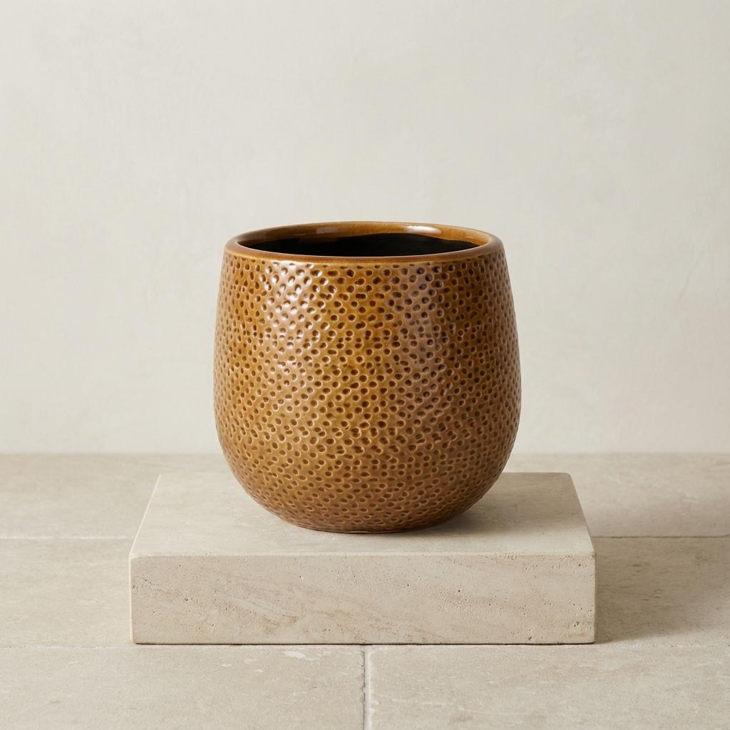 Übertopf Gabriel rund Ocker, Ø 14 cm – Detailansicht